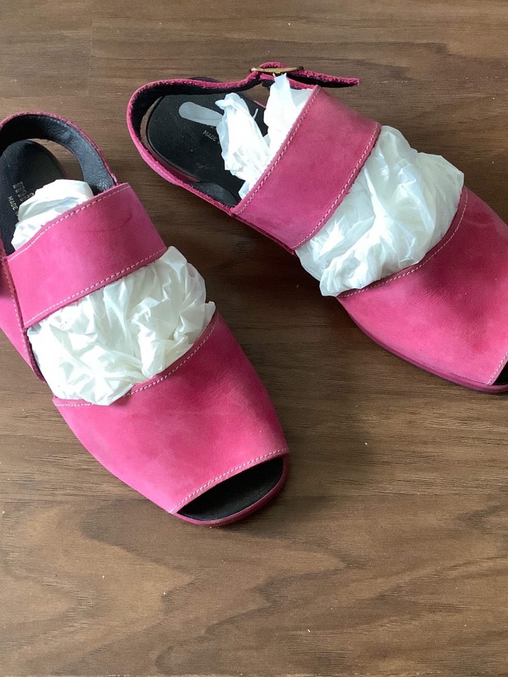 NWOT Minibel hot-pink flat sandal